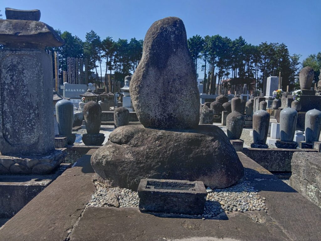 首塚を横から見たところ