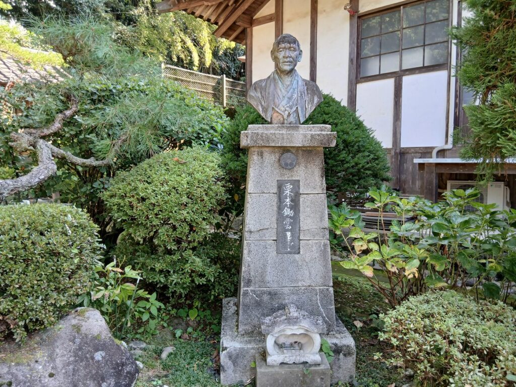 境内の胸像 小栗の盟友・栗本鋤雲