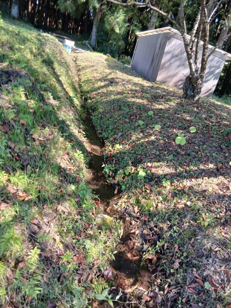 人工的な小水路 小高用水の名残か
