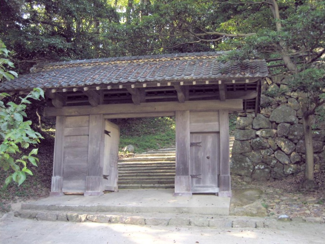 浜田城跡の城山の登り口に移された門
