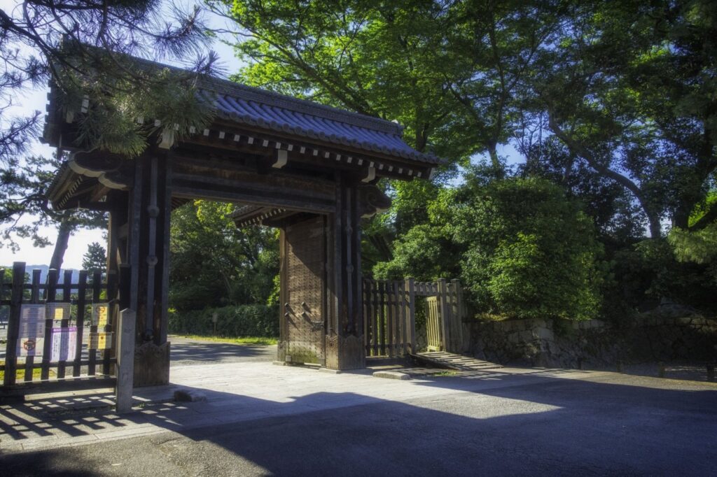 木々に囲まれた蛤御門