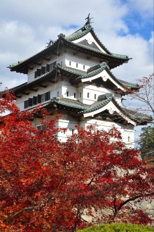弘前城 紅葉の季節の天守