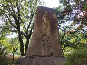 生野代官所跡に立つ生野義挙碑