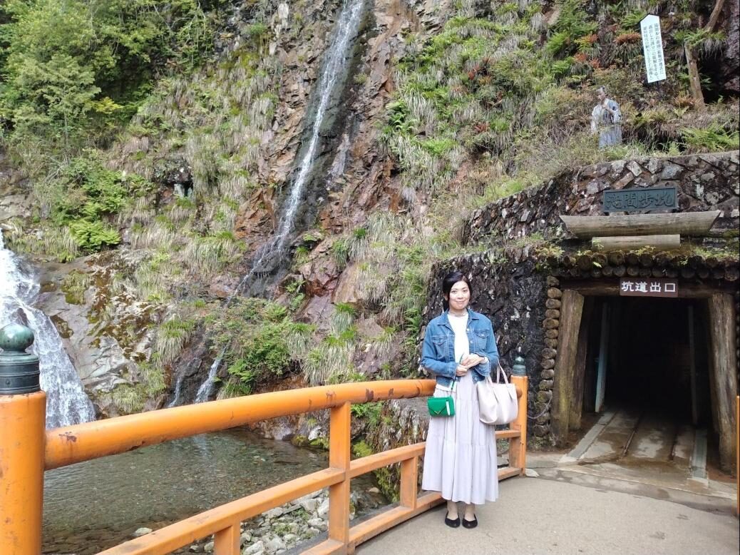 生野銀山 坑道の出口と滝