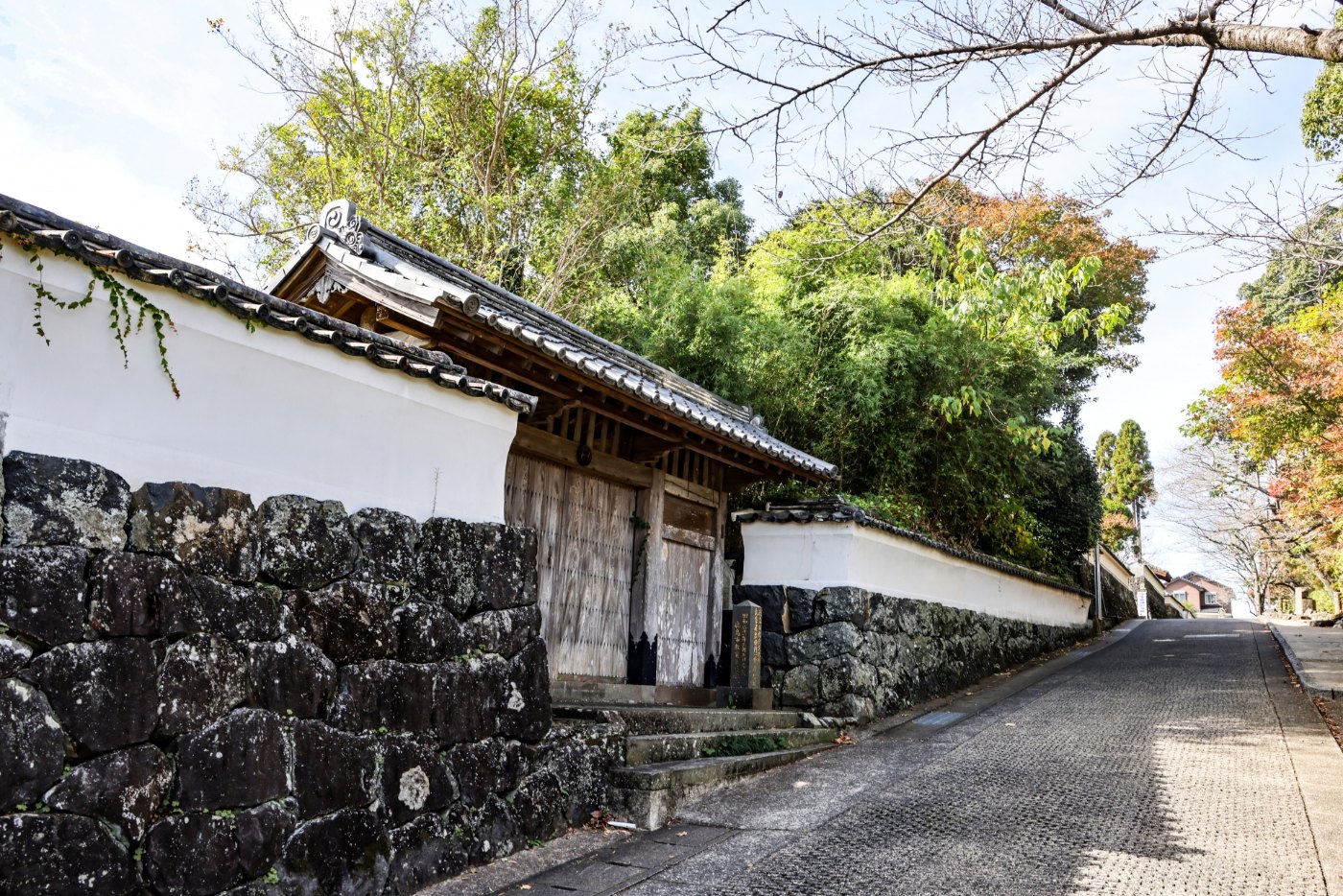 鹿島城跡の門と石垣