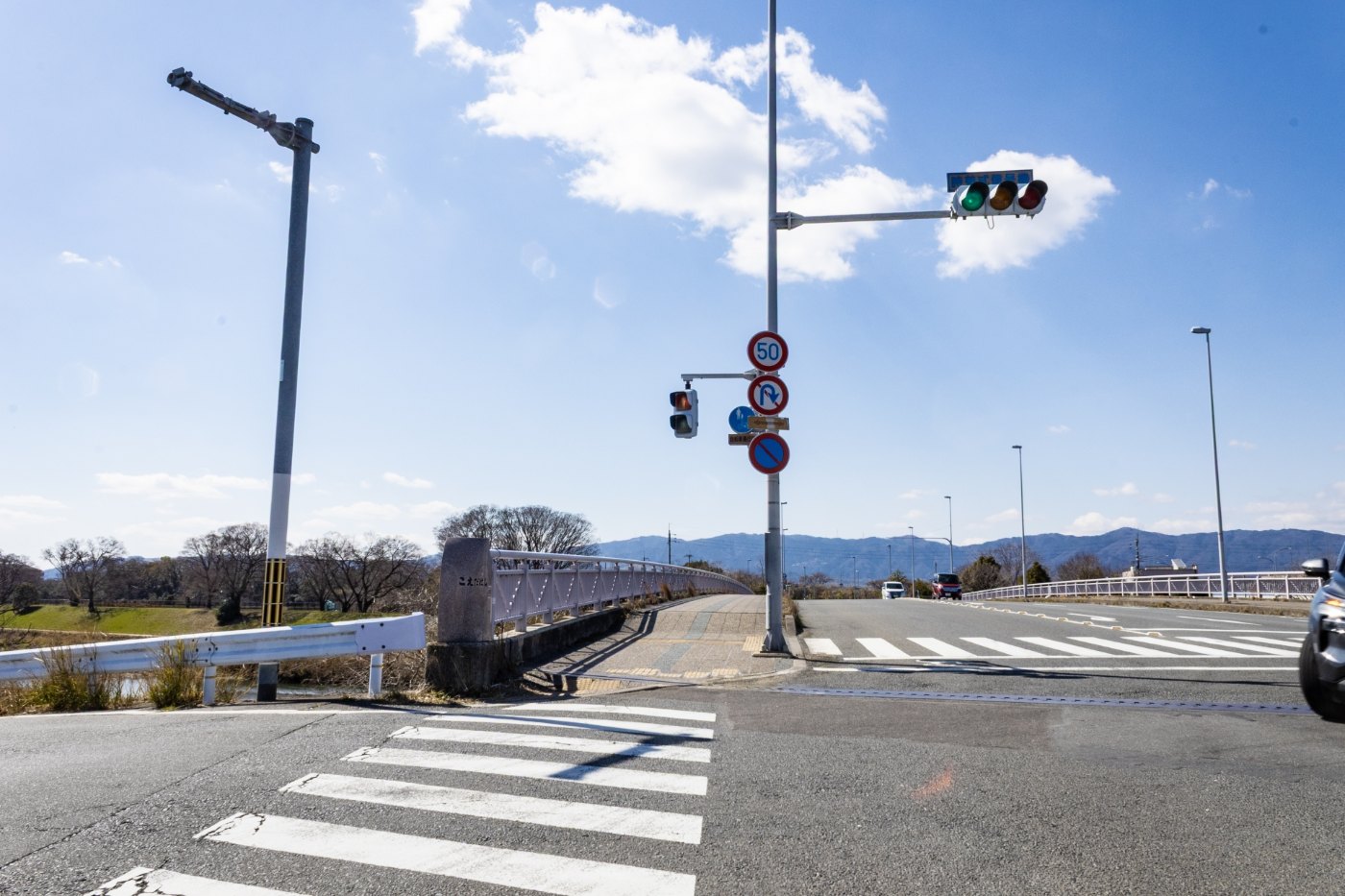 小枝橋のたもと