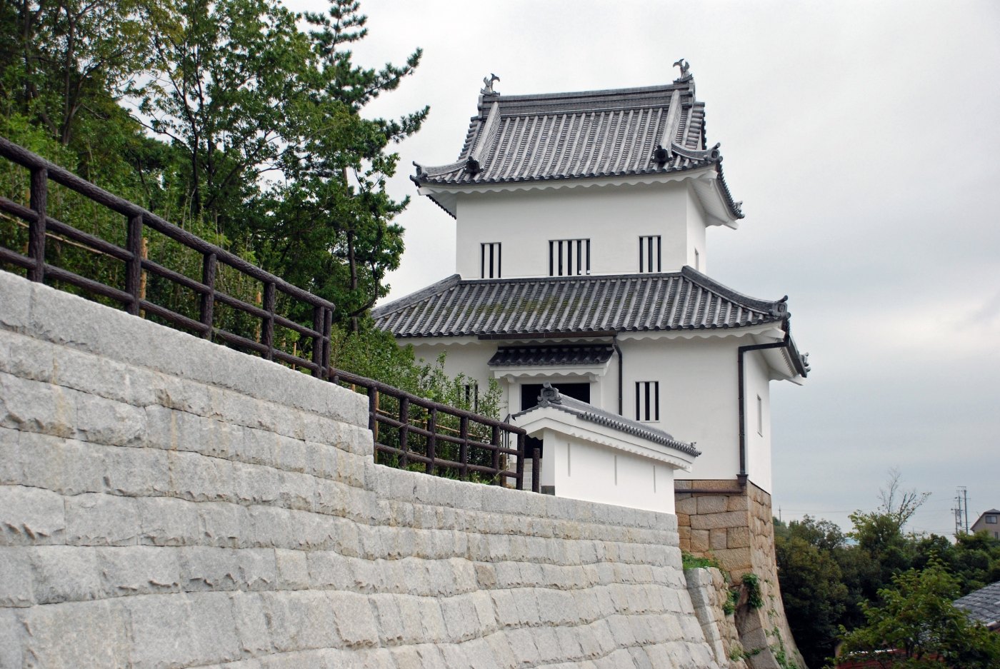挙母城（七州城）跡の石垣と隅櫓