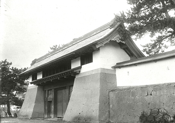 明治から大正ごろの松前城。本丸御門と天守