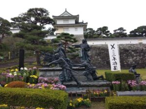 二本松城の箕輪門前に立つ二本松少年隊の群像