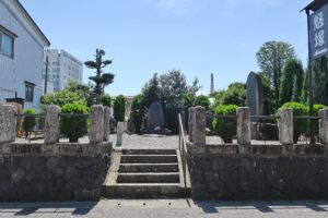 下諏訪町の魁塚（相楽塚）