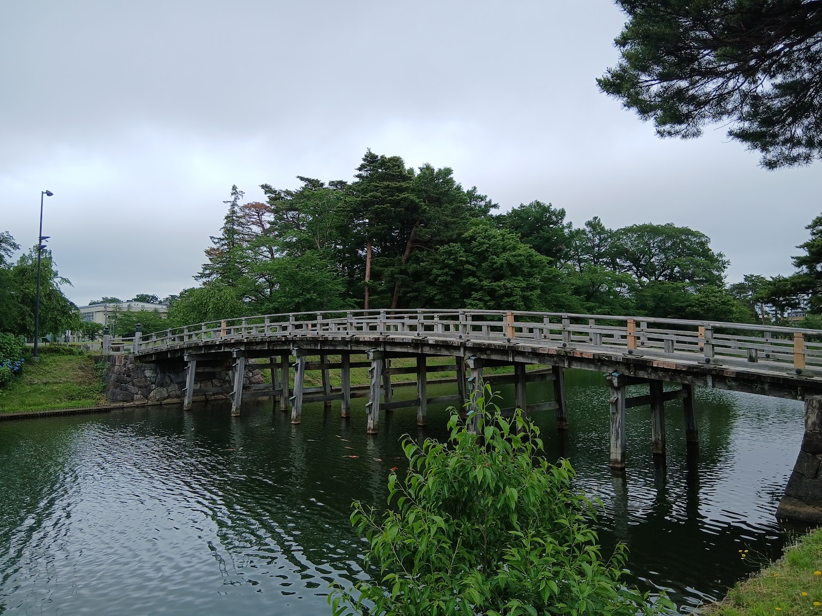 高田城の堀にかかる極楽橋
