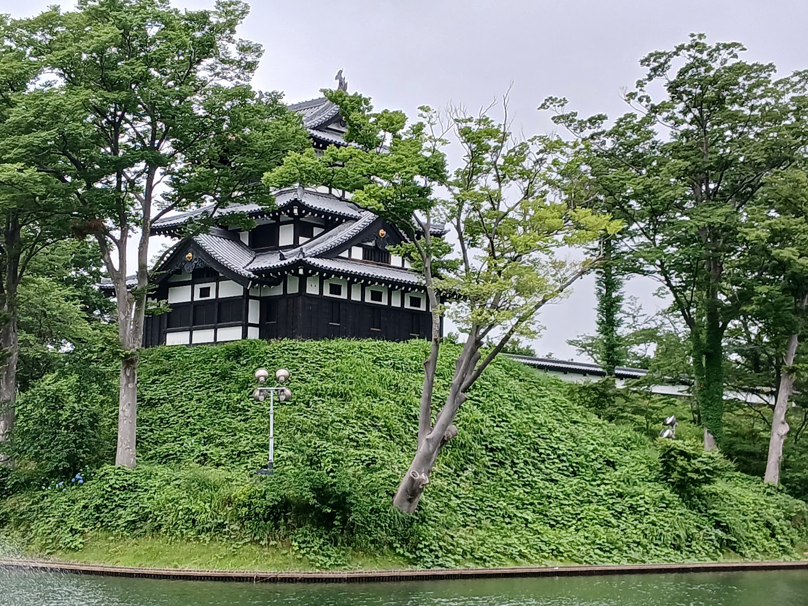 堀の向こうに見える高田城の三重櫓