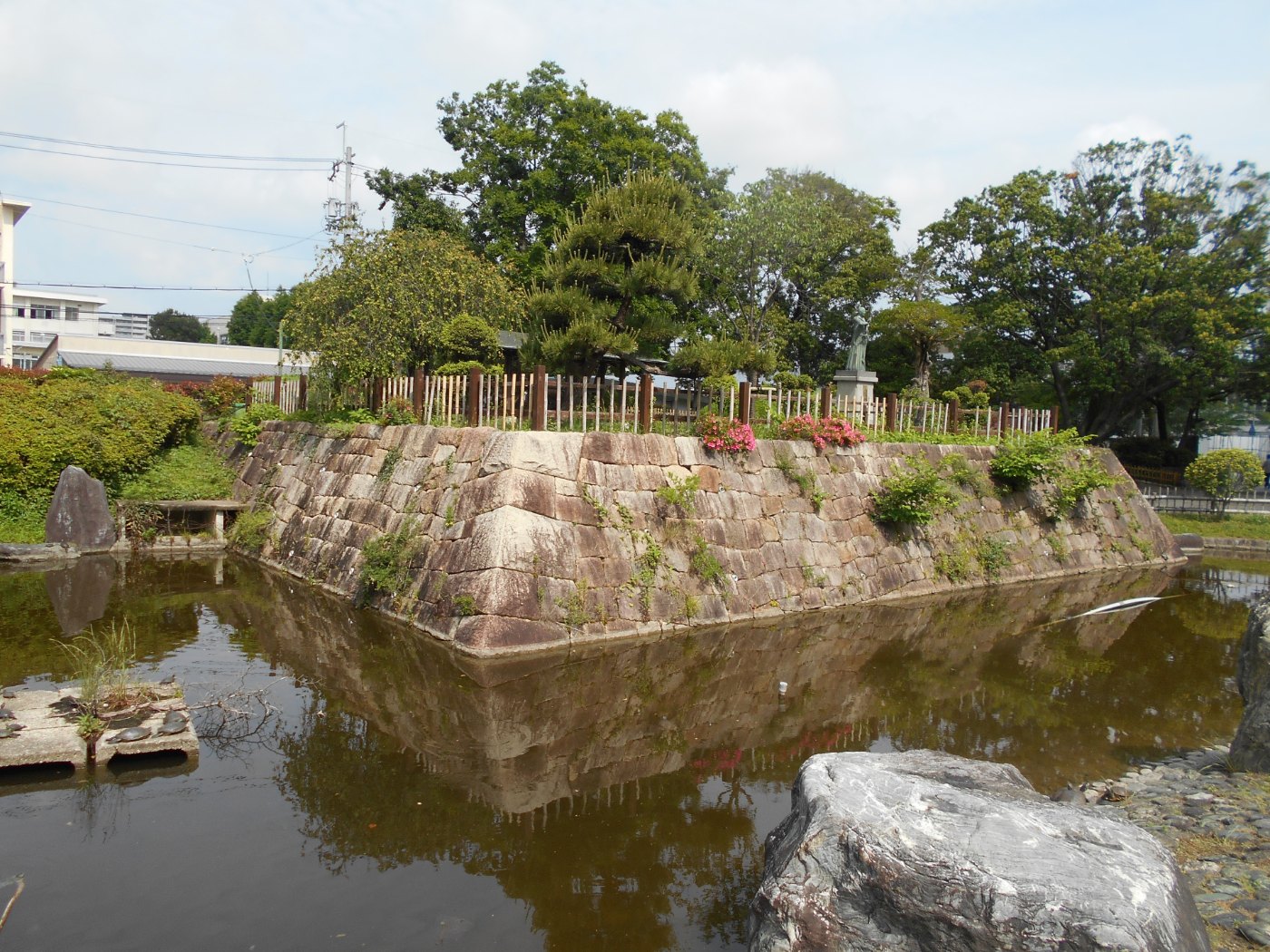 高槻城跡公園の、堀に面した石垣