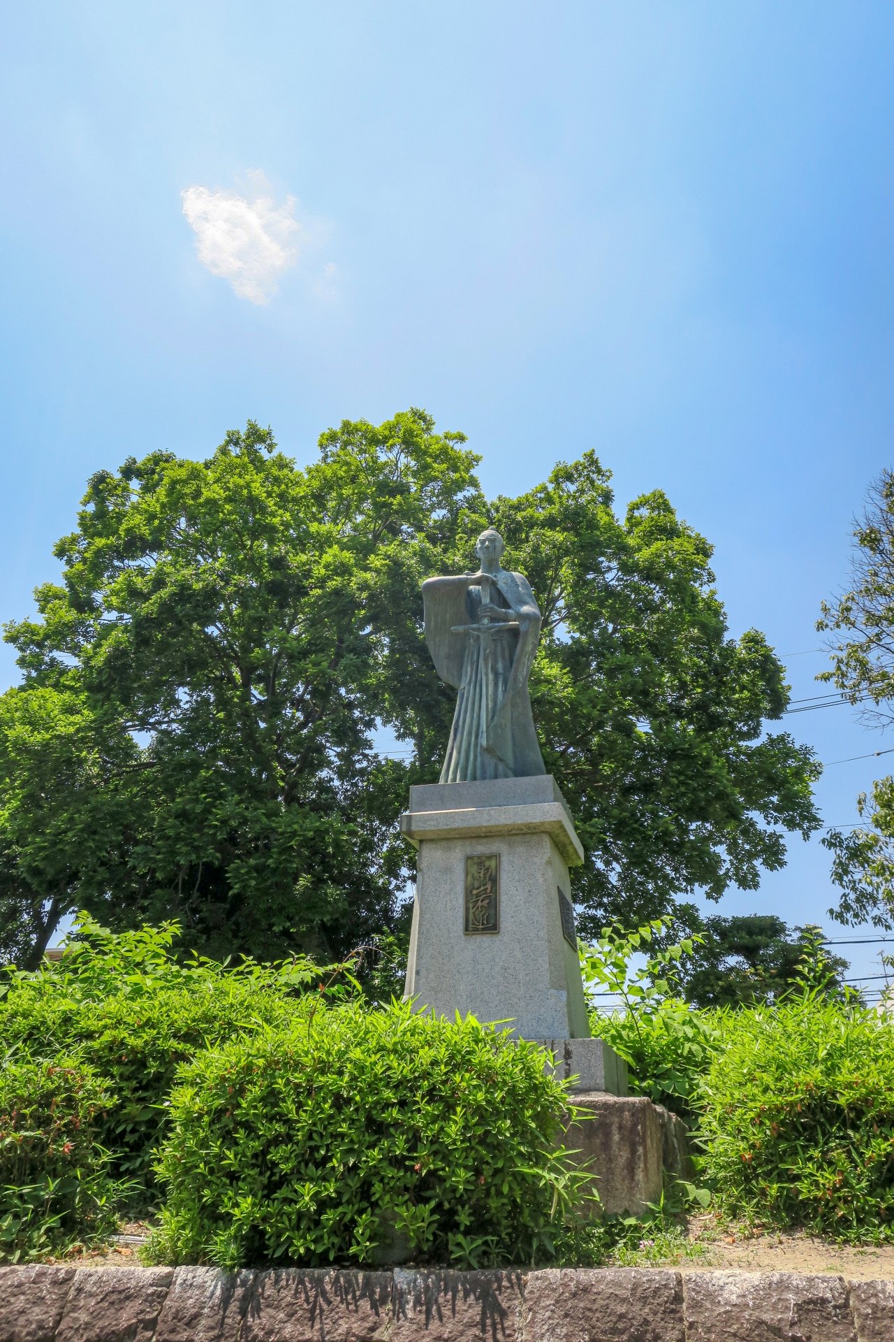 高槻城跡公園に立つ高山右近の像
