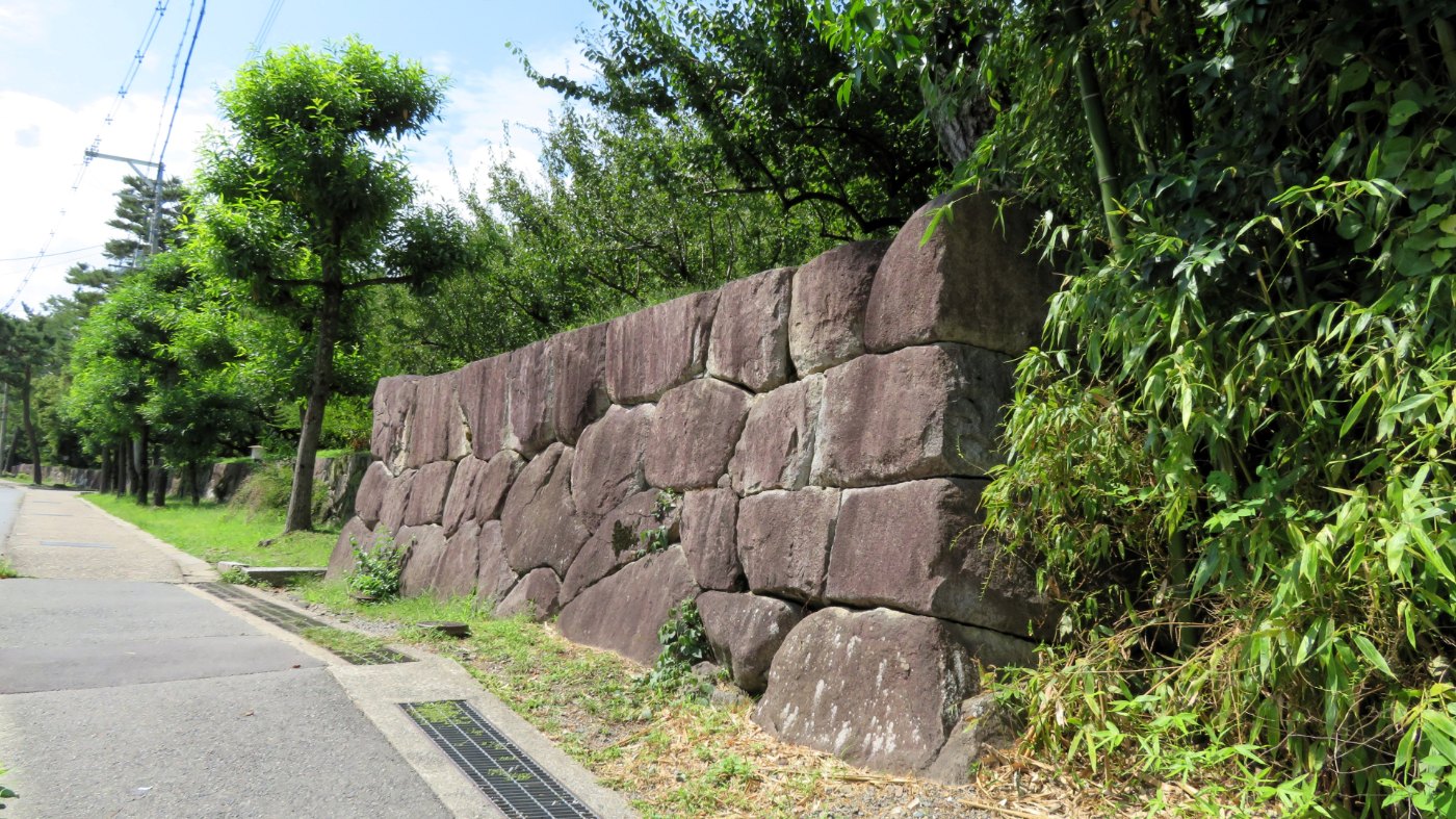 道沿いに残る丹波亀山城の石垣