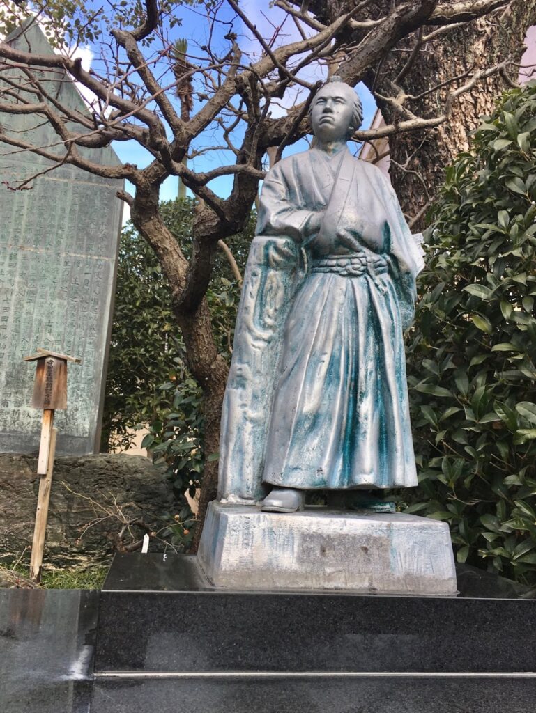 寺田屋の庭に立つ坂本龍馬の像