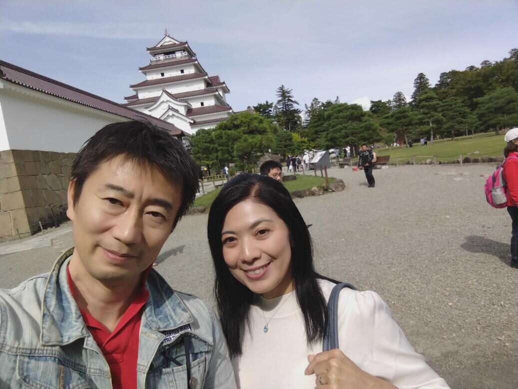 鶴ヶ城を背にした筆者夫婦