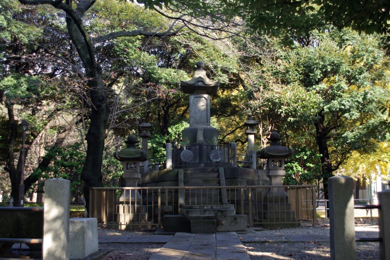 上野公園に立つ彰義隊の墓