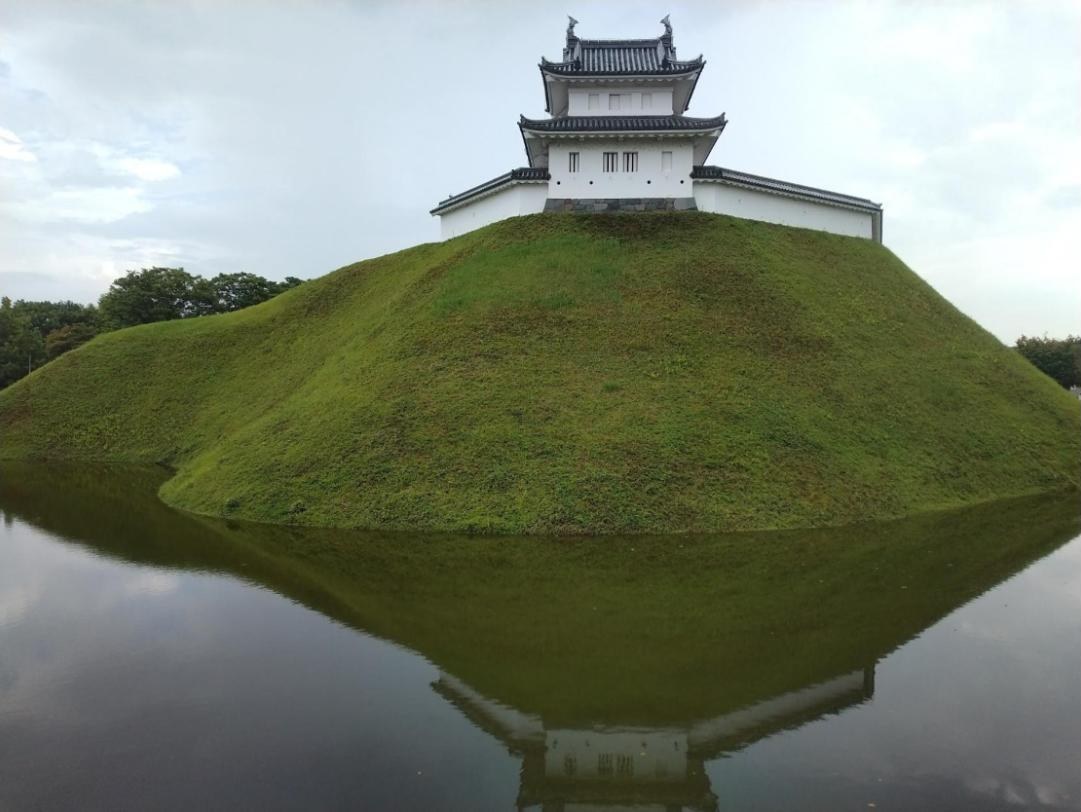 水堀に映る宇都宮城の土塁と復元櫓（清明台）