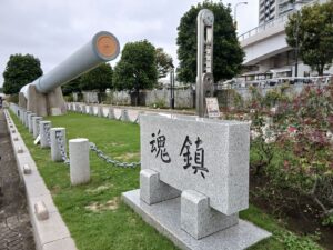 戦艦「陸奥」の主砲と「鎮魂」の碑